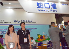 来自蛇口集装箱码头的钟女士以及来自深圳市健诚业国际货运代理有限公司的梁建先生。Mrs Zhong from Shekou port and Mr liangjian from Shenzhen Kin Shing Yip International agent Co., Ltd.